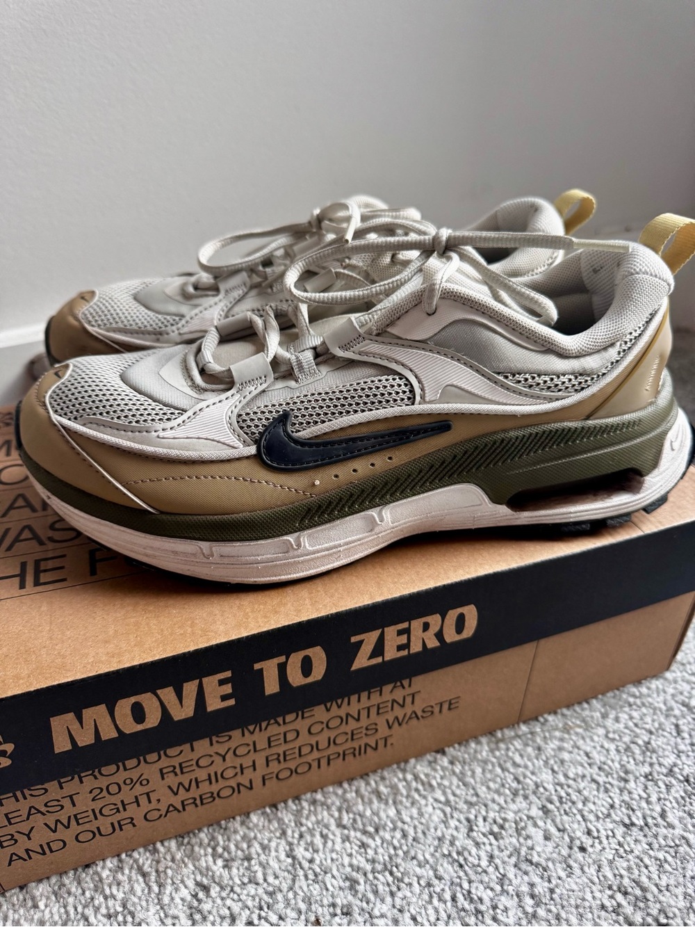 Nike Air Max Bliss Women’s Sneaker size 8
